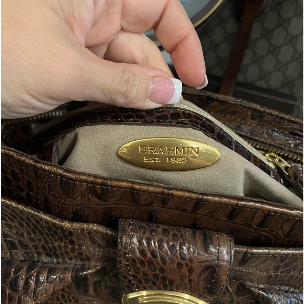I’m selling a brown Brahmin handbag leather used.